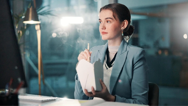 4 признака того, что вы жертвуете здоровьем ради работы | Источник: PeopleImages/Shutterstock/Fotodom.ru