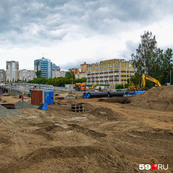 В будущем здесь будет сразу несколько перекрёстков улицы Крисанова с Крылова и Данилихинской, а пока — песчаная стройплощадка | Источник: Тимофей Калмаков / 59.RU