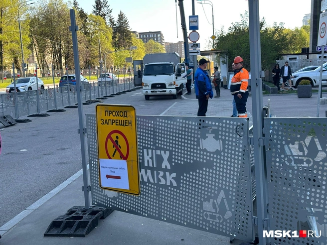 Территория возле дома, по которому ударил беспилотник, перекрыта | Источник: Андрей Кузнецов / MSK1.RU