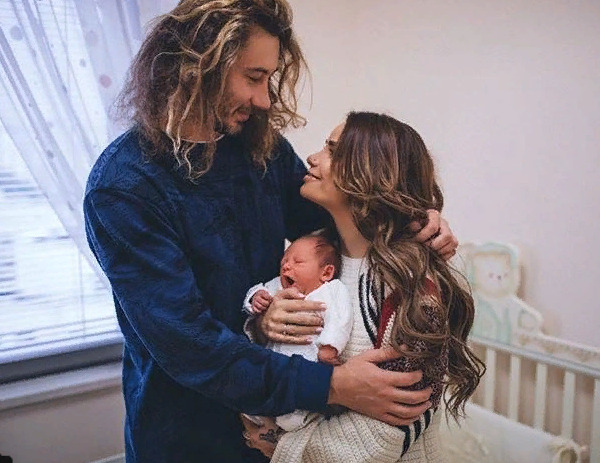 Айза с мужем Дмитрием и младшим сыном