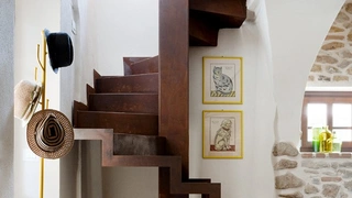 Как оборудовать лестницу: 60 полезных идей