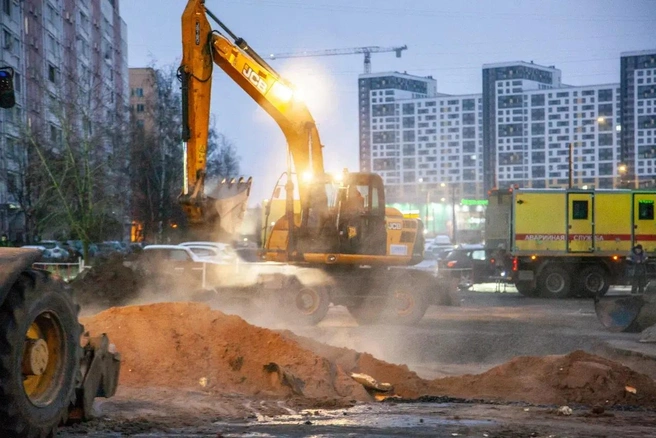 Жителям Невского района вернули тепло и горячую воду. Ремонт трубы на Большевиков завершили в срок | Источник: Теплосеть Санкт-Петербурга