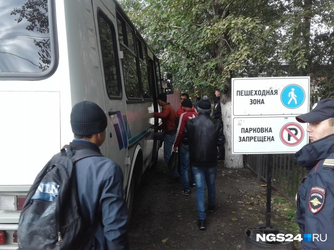 Для нужд полицейских выделили ПАЗик. Он отличается только глухой дверью сзади — вскрыть её изнутри нельзя