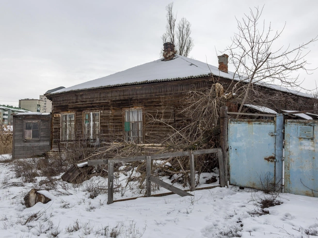 Чиновники включили в один аукционный лот частный дом и трехэтажное общежитие. | Источник: Константин Завриков / V1.RU
