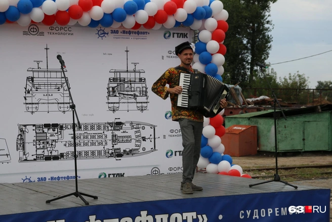Выступает аккордеонист Андрей Захаров | Источник: Евгений Зиновьев / 63.RU
