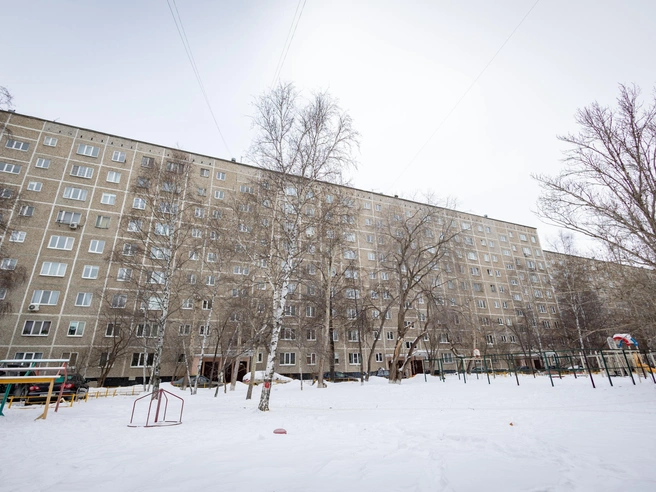 Изначально единое здание, построенное одновременно, теперь юридически разделено на два отдельных объекта с разными адресами. | Источник: Владислав Лоншаков / E1.RU