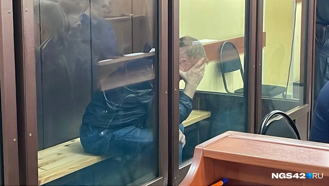 Всё заседание Турбаба сидел, скрывая от камер лицо руками | Источник: Лера Городецкая / NGS42.RU