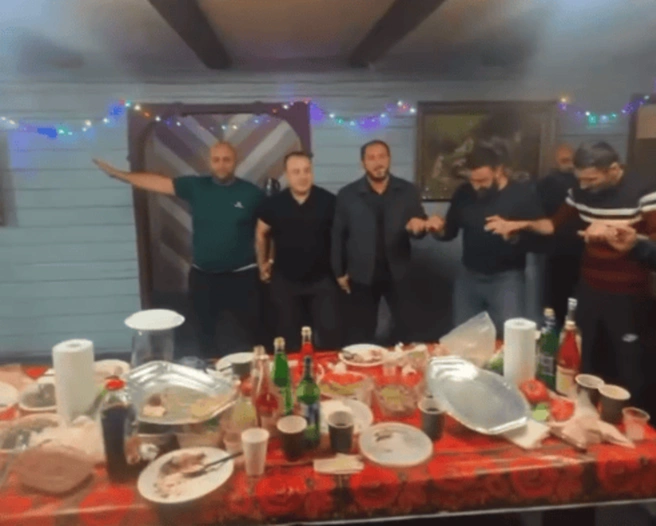 Это фотография сделана незадолго до того, как завязалась драка | Источник: читатель E1.RU