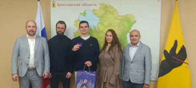 Памятный подарок Роману вручили Михаил Ефремов и Максим Бартыков | Источник: ПСБ