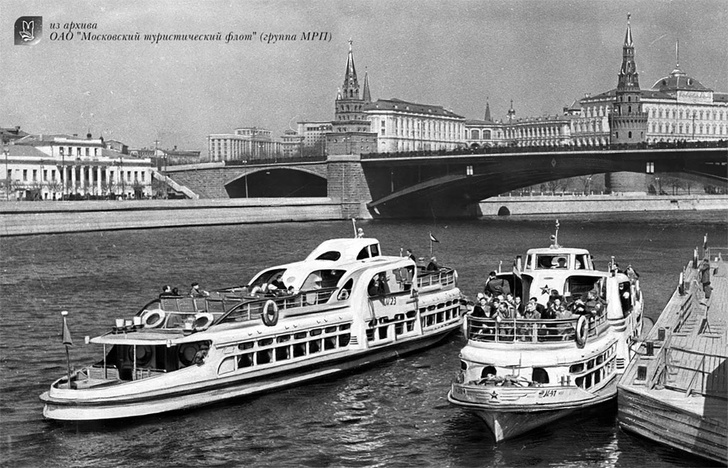 «Москвичи» у пристани рядом с Большим Каменным мостом