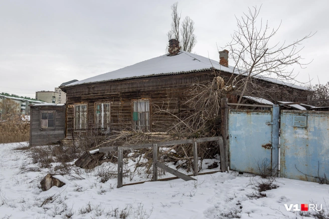 В один лот чиновники объединили частный дом и трехэтажное общежитие | Источник: Константин Завриков / V1.RU