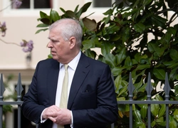 Сенсация: британский принц Эндрю официально лишен титула принца, данного при рождении, и выставлен из Дворца — такого не было со времен Средневековья