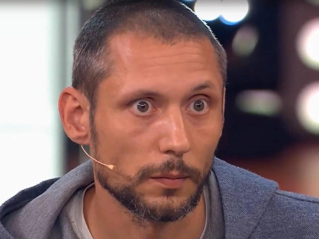 Сибиряк рассказал, что вместе с ним в скам-центре содержались и другие люди | Источник: Скриншот «Малахов: Сбежавшие из плена. Как не попасть в рабство на курорте (28.05.2026)», «Россия 1» / «ВКонтакте»