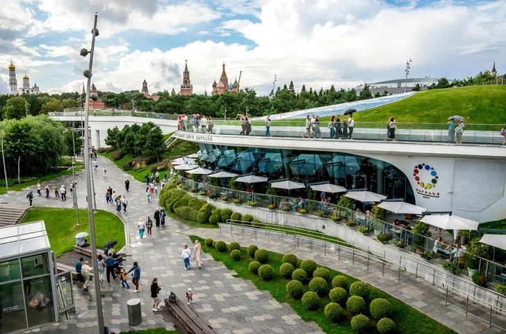 Вид на Московский Кремль и Парк «Зарядье» | Источник: Anastasia Yakovleva / Alamy via Legion Media