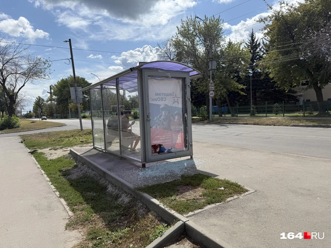 На остановке тоже разбито стекло | Источник: Сергей Петунин / 164.RU
