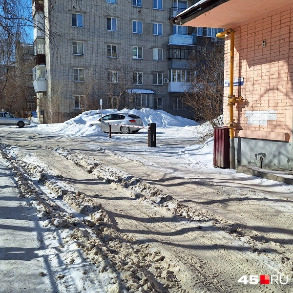 Колея и плохо убранный снег на Радионова, возле детского сада и многоэтажек | Источник: Александр Лисихин / 45.RU 