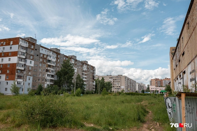 Недострой находится практически в центре самого населенного района Ярославля | Источник: Александр Куренной / 76.RU 