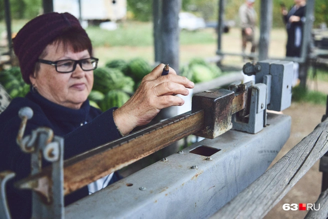 Взвешивание арбузов для клиентов | Источник: Роман Данилкин / 63.RU