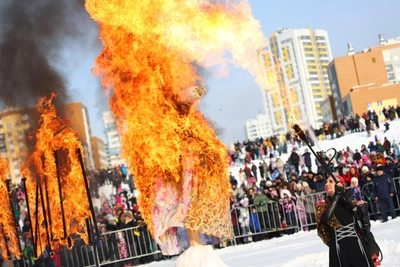 Екатеринбург отпраздновал Масленицу с блинами и чучелами