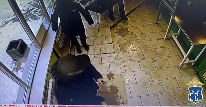 Преступник снимал чужие деньги в банкомате | Источник: ГУ МВД по Саратовской области