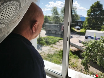 Открыть окно&nbsp;на проветривание&nbsp;— значит слушать гоняющие фуры и потом стирать пыль с подоконника | Источник: Михаил Мечев / MSK1.RU
