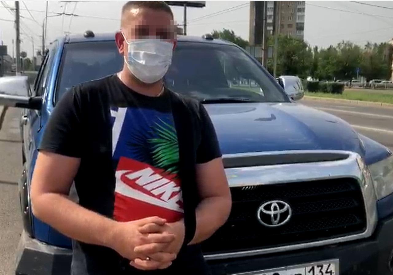 Волгоградец на мощном пикапе Toyota Tundra устроил заезд по центральной  лестнице набережной - 24 мая 2021 - V1.ру