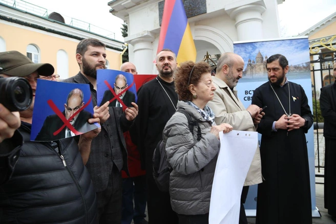 Митинг против Никола Пашиняна прошел в день его прилета в Москву возле посольства Армении | Источник: Армянская Церковь в Москве / T.me