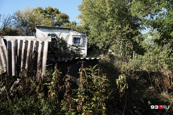 Еще одну постройку съедает оползень | Источник: Дарья Паращенко / 93.RU