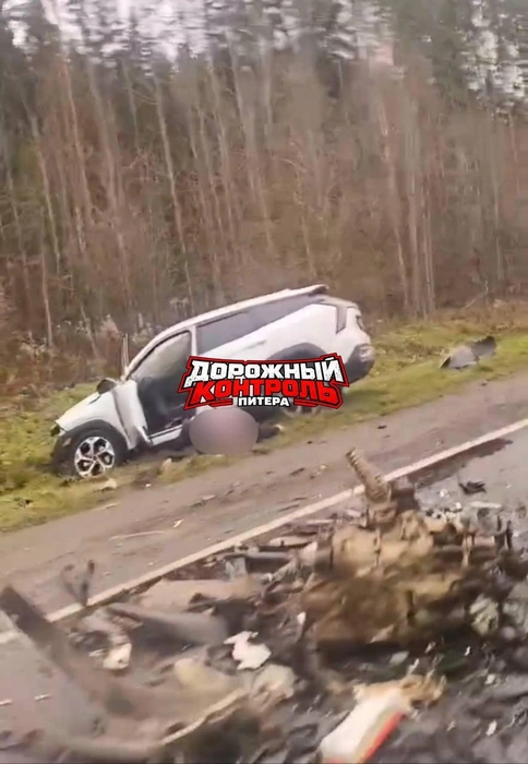 Водители объезжают смертельное ДТП у деревни Пустошка | Источник: Дорожный контроль СПБ | ЛО