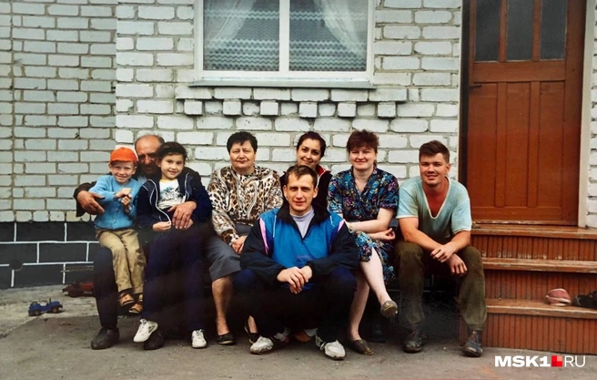 Владимир Соловов (по центру в спортивном костюме) с семьей | Источник: из личного архива Татьяны Солововой