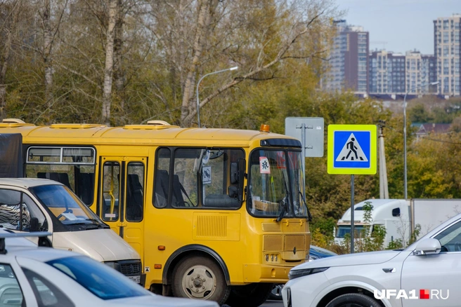 Детей из младших классов подвозят на школьном автобусе | Источник: Булат Салихов / UFA1.RU