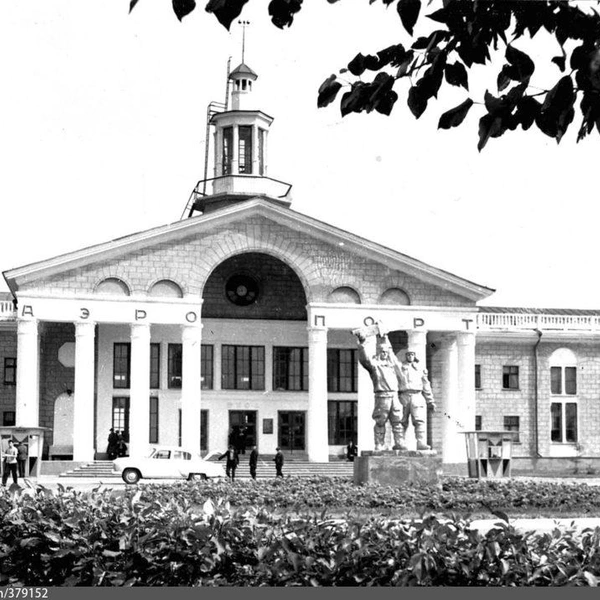 1962-й. На фото — здание, построенное в 1958 году. Проект был типовым, поэтому подобные строения можно найти и в других городах России. В 1970-м, когда открылся Омск-Центральный, это здание отдали для обслуживания местных авиалиний | Источник: Л. Л. Потемкин / Pastvu.com