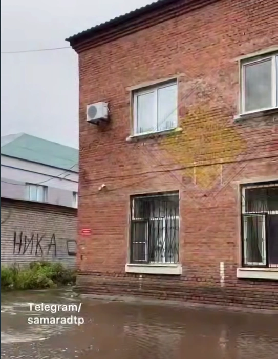 Вода подобралась к жилым домам | Источник: Самара ДТП | samara.dtp.official / t.me