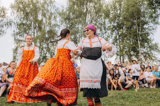 Марина Ивановна в очках и платочке на фестивале «Бур сур» | Источник: Анастасия Коньшина / komiperm100.ru
