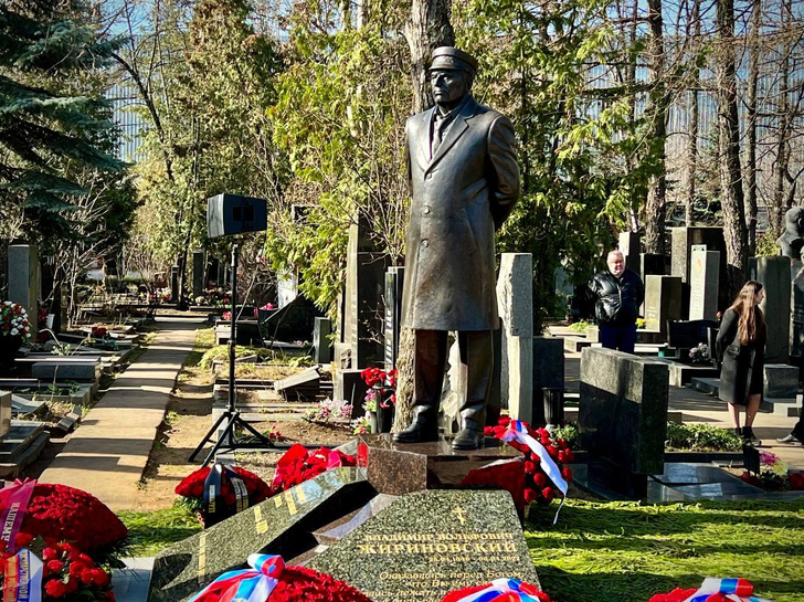 На Новодевичьем кладбище открыт памятник Владимиру Жириновскому