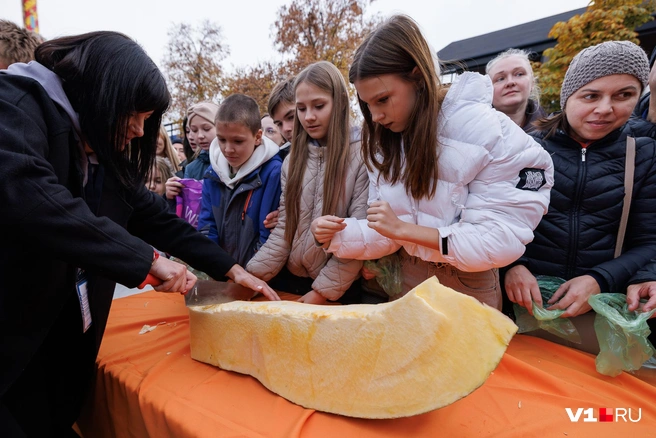Некоторые посетители ушли не с одним и не с двумя, а сразу с тремя кусочками тыквы | Источник: Алексей Волхонский / V1.RU