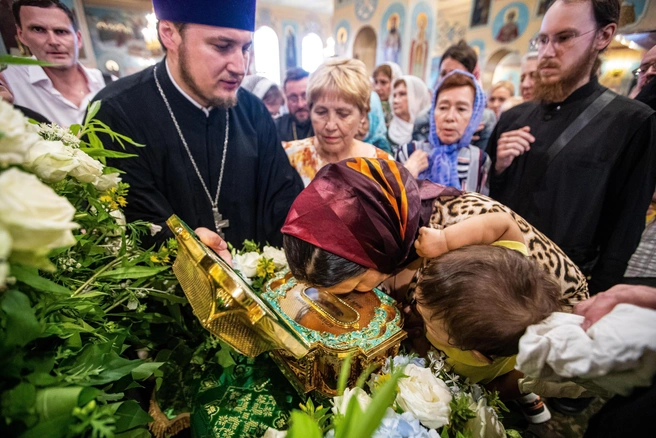 По традиции, в этот день в храмах можно увидеть множество зелени | Источник: Александр Ощепков / NGS.RU