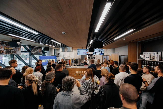 В METRO Cash&Carry ждут профессиональных покупателей — в частности, рестораторов и поваров, которые могли бы использовать и продвигать собственную продукцию торгового гиганта | Источник: METRO Студия