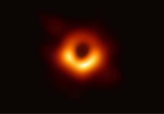 Почему размер черной дыры растет с массой, если сингулярность — бесконечно плотная точка?