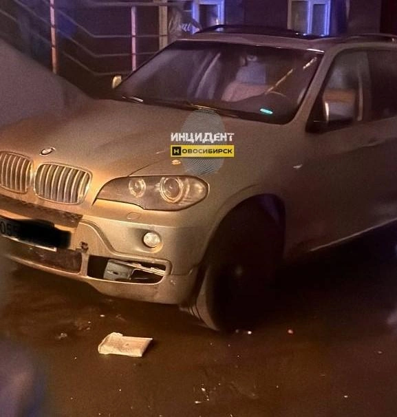 Осколки повредили другой автомобиль | Источник: Инцидент Новосибирск / «ВКонтакте»