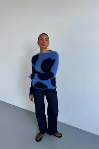 Polka dot остается с нами и этой зимой: где купить «теплый» горошек и как его стилизовать