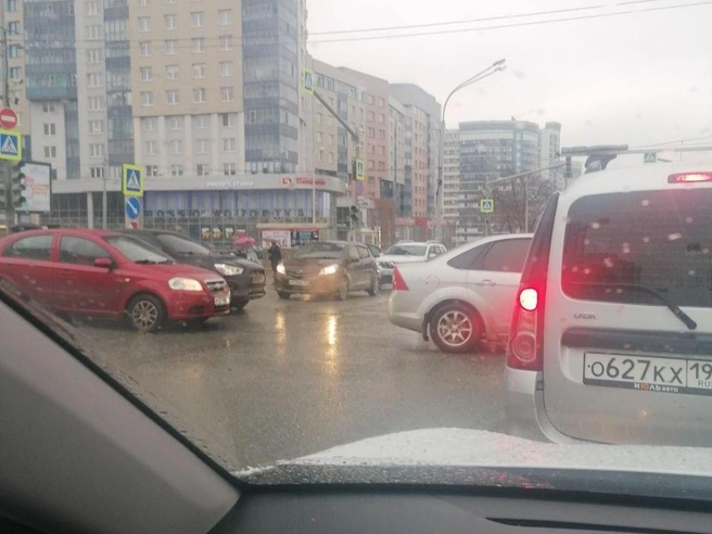 В светофоры попадает вода, и они отключаются | Источник: читатель E1.RU