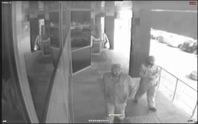 Мужчины, продавшие подделки под видом старинных монет, попали на записи камер наблюдения