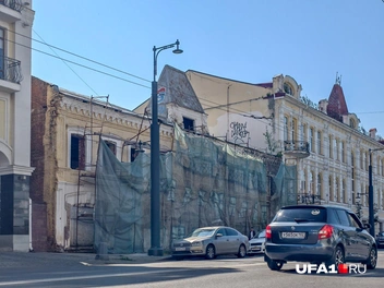 Но пока здание стыдливо прикрывается «простыней» | Источник: Булат Салихов / UFA1.RU