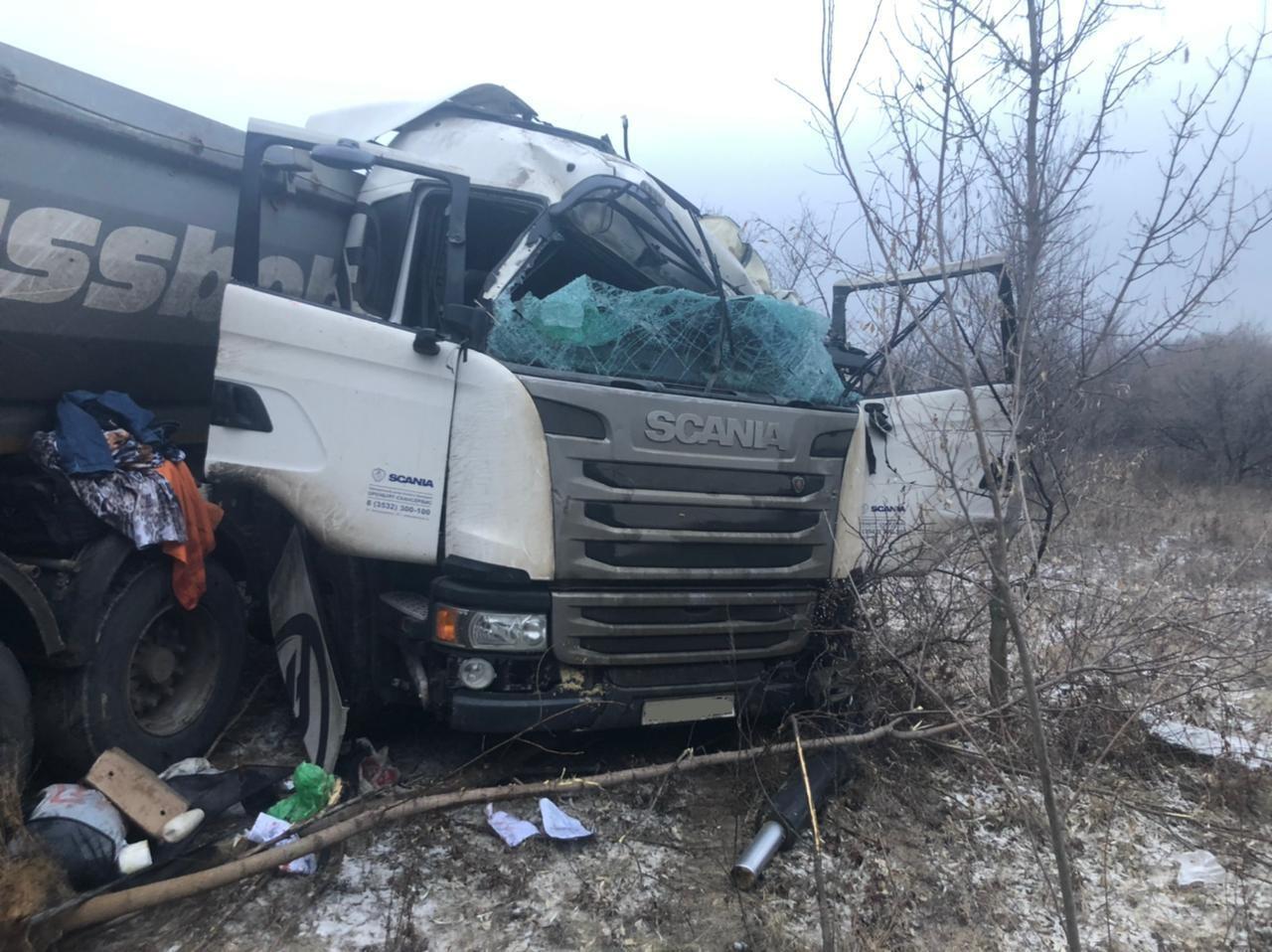 Кабину сплющило: на трассе в Самарской области большегруз вылетел в кювет -  16 декабря 2021 - 63.ру