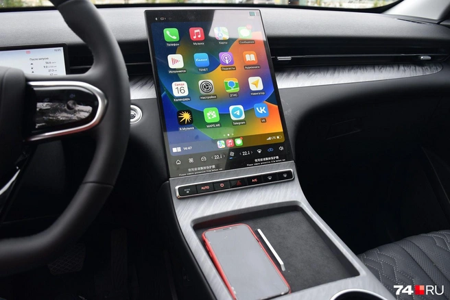 Apple CarPlay работал без нареканий, автоматически переподключаясь при возвращении в машину. Левый слот для беспроводной зарядки имеет охлаждение | Источник: Артем Краснов