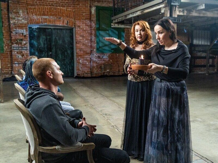 Ангелина впечатлила скептиков необычными атрибутами: серпом и веретеном