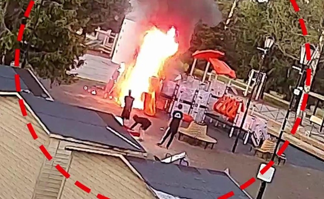 За поджог детской площадки в Ленобласти задержаны школьники. Камера сняла, как она полыхала | Источник: ГУ МВД по Санкт-Петербургу и Ленобласти