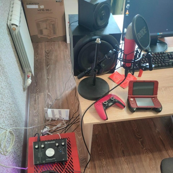 Так выглядит рабочее место блогера. Вся техника и мощный компьютер требуют немалых вложений | Источник: Карта Джокера / T.me