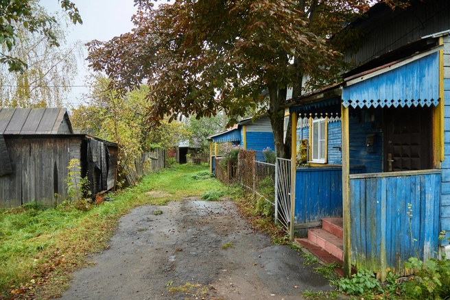 Рядом с хрущевками стоят деревянные дома | Источник: Дмитрий Толстошеев / MSK1.RU